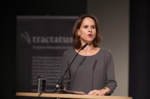 Verleihung 2015: Jurymitglied Barbara Bleisch hielt die Laudatio auf Literaturkritiker Ulrich Greiner, den die Jury exemplarisch für sein Werk "Schamverlust" mit dem Tractatus bedachte.  
Abdruck honorarfrei - Credit Philosophicum Lech by Florian Lechner