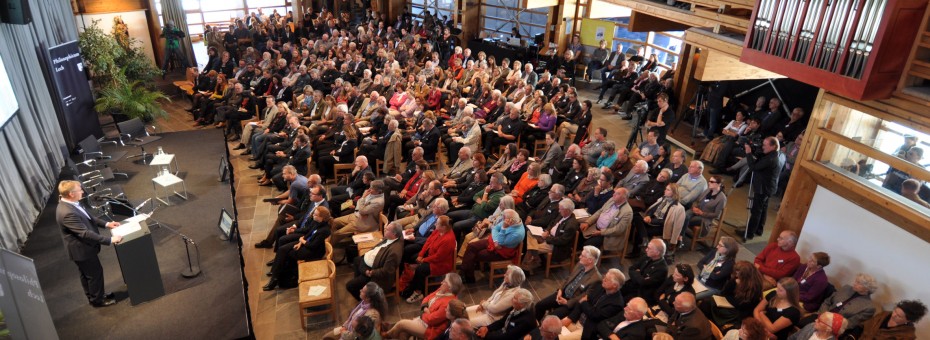 In den Räumlichkeiten der Neuen Kirche Lech finden sich während der fünf Symposiumstage täglich bis zu 600 Zuhörer ein. Abdruck honorarfrei - Credit Philosophicum Lech
