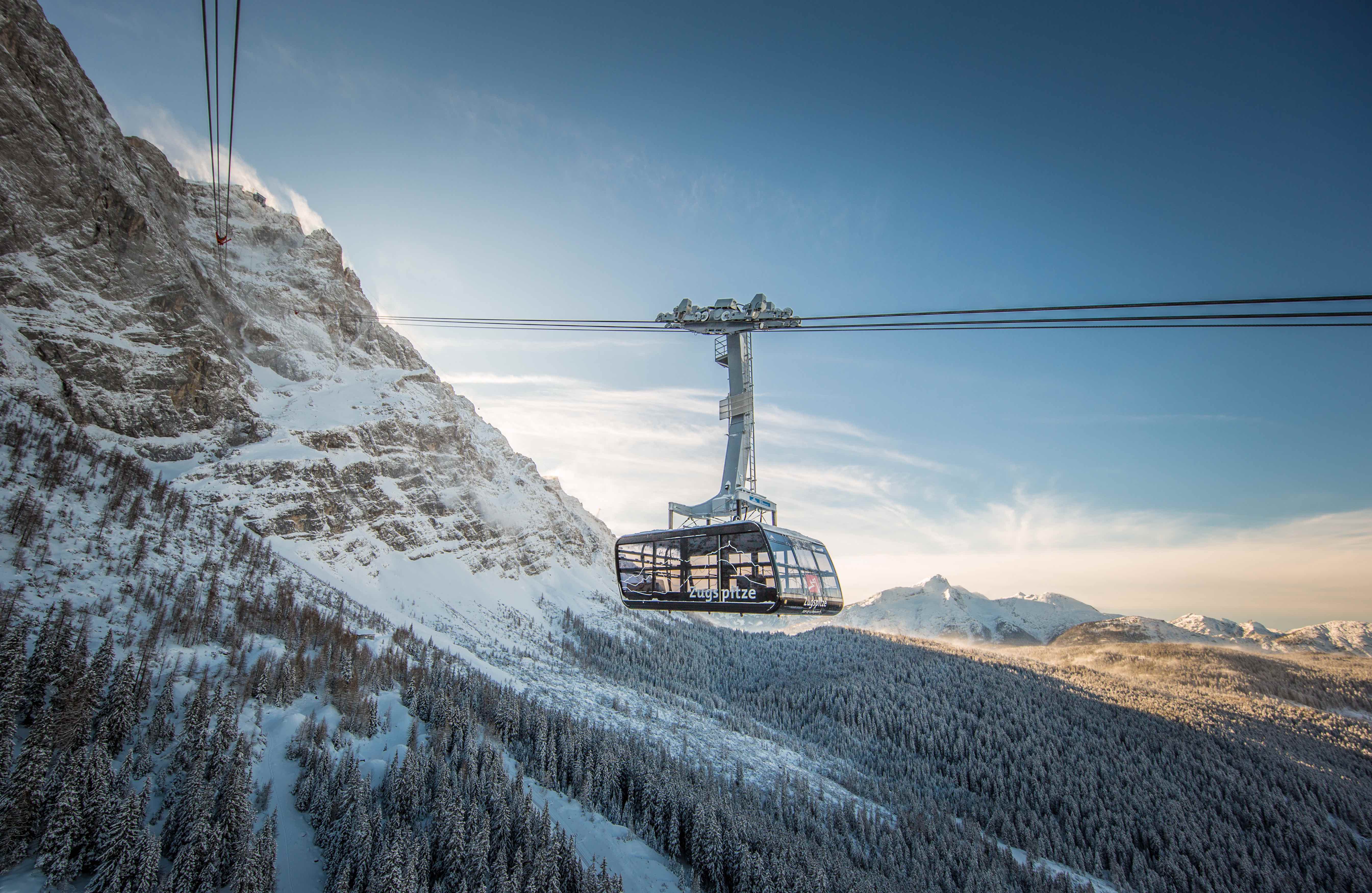 Die neue Rekordseilbahn führt seit Dezember 2017 zur Zugspitze. Neben drei technischen Weltrekorden bietet sie schon bei der Auffahrt ein sagenhaftes Panorama. Redaktioneller Abdruck honorarfrei. Credit: Bayerische Zugspitzbahn Bergbahn AG - Max Prechtel 