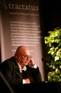 Erstjahrespreisträger und seit 2012 Jurymitglied Franz Schuh bei seiner Lesung im Jahre 2009. Den Tractatus erhielt er damals exemplarisch für sein Werk "Memoiren. Ein Interview gegen mich selbst.". 
Abdruck honorarfrei - Credit Philosophicum Lech